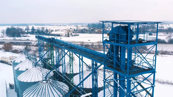 Повітряний вид на систему срібла, завод для зберігання і обробки зерна, покритий снігом у Варшаві, Польща. — стокове фото