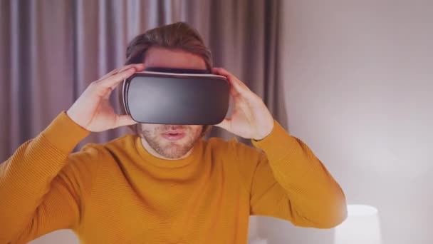 Genç beyaz adam VR gözlük kullanıyor. — Stok video