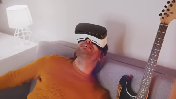 Młody biały mężczyzna doświadcza wirtualnej rzeczywistości po raz pierwszy — Wideo stockowe