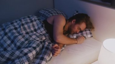 Genç beyaz adamın uyku problemi var. rahatsız yastık