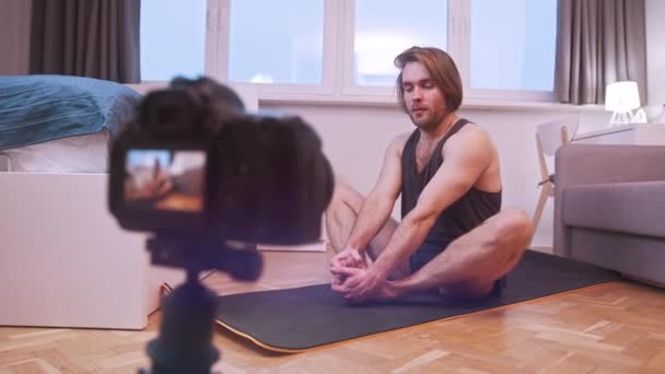 Młody kaukaski brodaty mężczyzna rozciągający się w jego sypialni i streaming online klasa — Wideo stockowe