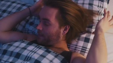 Hüsrana uğramış beyaz bir adamın uyku sorunları var. Gürültücü komşular sorunu