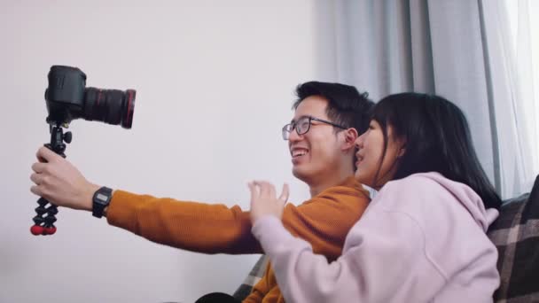 若いアジアのカップル, dslrカメラでビデオを記録.ソーシャルメディア上のインフルエンサーのストリーミング — ストック動画