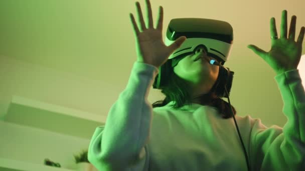 Mladá asijská žena zažívá virtuální realitu. — Stock video