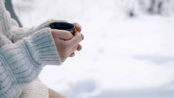 Zamknij się, wlewając kawę do filiżanki z butelki termicznej podczas odpoczynku na zewnątrz w śnieżny dzień — Zdjęcie stockowe