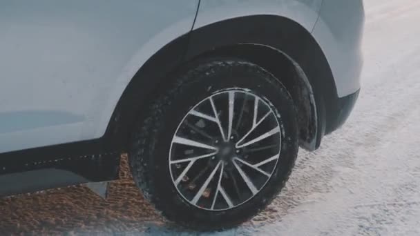 눈덮인 도로에서 차가 움직이는 것에 대한 타이어를 폐쇄하 십시오. 겨울 타이어와 도로에서의 안전 — 비디오