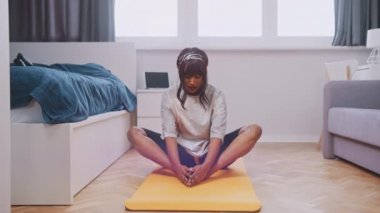 Genç bir kadın yatak odasında geriniyor. Ev çalışması