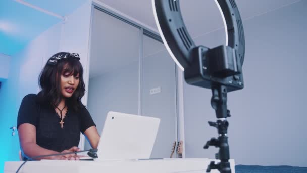 African american black womanusing laptop in her appartment and streaming class on elearning platorms — Stock Video