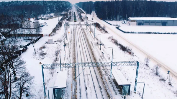 Вид з поїзда на залізницю, вкриту снігом — стокове фото