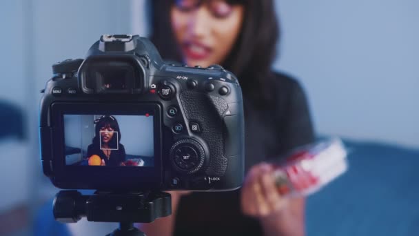 Mujer joven grabando video para redes sociales en su dormitorio — Vídeo de stock