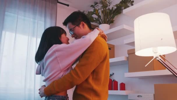 Αγάπη και στοργή έννοια. Νεαρό ζευγάρι χορεύει σε νέο διαμέρισμα την ημέρα του Αγίου Βαλεντίνου — Αρχείο Βίντεο