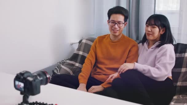 アジアのカップル, dslrカメラでビデオを記録.ソーシャルメディア上のインフルエンサーのストリーミング — ストック動画