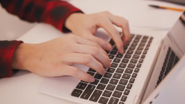 Feche, mãos a escrever no portátil. Trabalho de escritório ou em casa — Vídeo de Stock