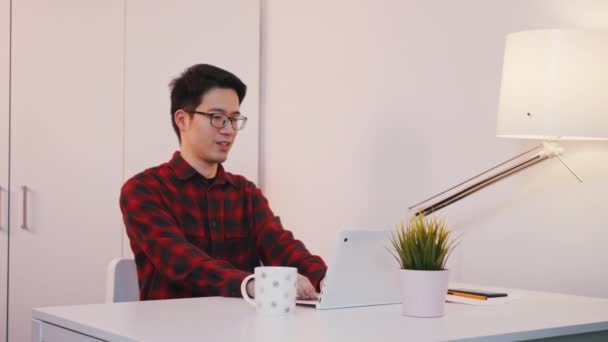 Joven feliz asiático empresario trabajando en su casa oficina — Vídeos de Stock