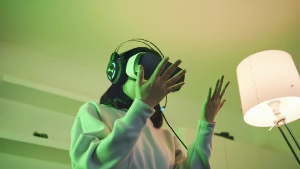 Randění ve virtuální realitě. Mladá žena tančí s VR sluchátky — Stock video