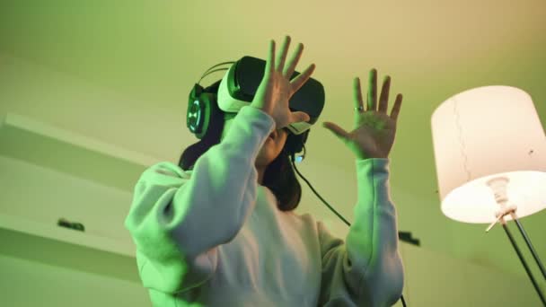VR 헤드셋을 가진 젊은 여성이 처음으로 가상 세계를 경험 했습니다. — 비디오