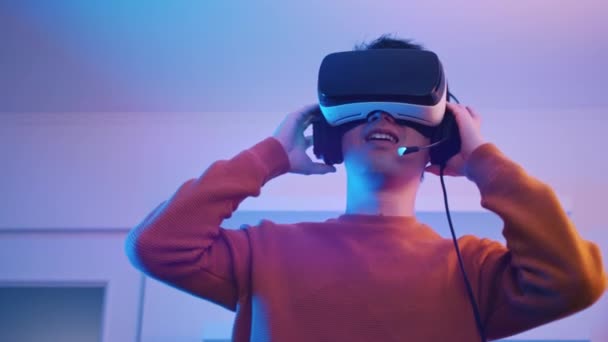 Mladý Asiat si užívá virtuální reality. Ponoření do virtuálního slova. — Stock video