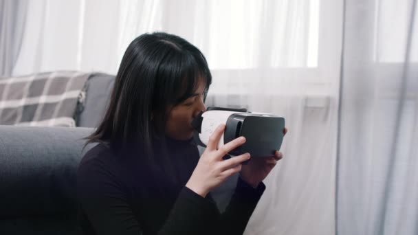 Jeune curieux asiatique femme holding vr googles — Video