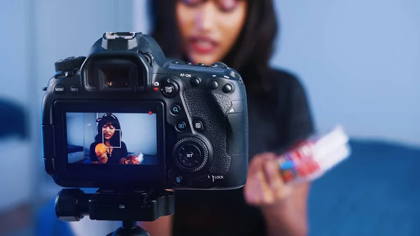 Food blogger jovem bela mulher falando para a câmera enquanto segurando laranja e morangos — Fotografia de Stock