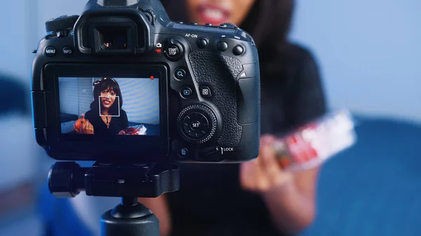 Mat bloggare ung vacker kvinna streaming bantning video samtidigt hålla apelsin och jordgubbar — Stockfoto
