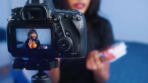 Food blogger jovem bela mulher streaming de dieta de vídeo enquanto segurando laranja e morangos — Fotografia de Stock