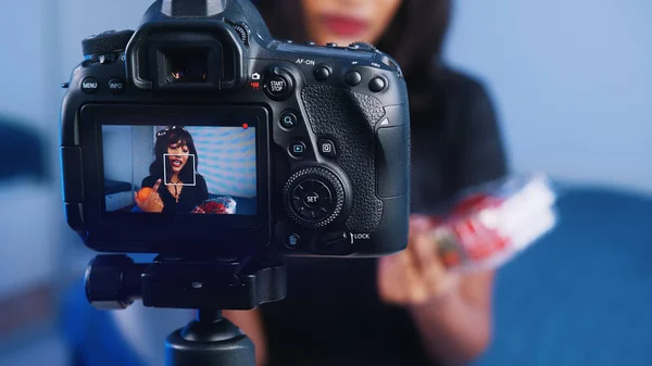 Food blogger jovem bela mulher streaming de dieta de vídeo enquanto segurando laranja e morangos — Fotografia de Stock