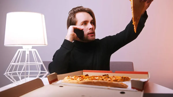 젊은 코카서스 남자 피자를 전화하고 피자 배달에 대해 불평. — 스톡 사진