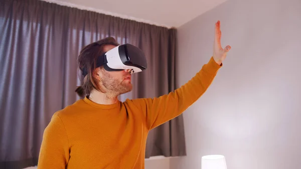 Hombre joven con auriculares VR experimentando realidad virtual —  Fotos de Stock