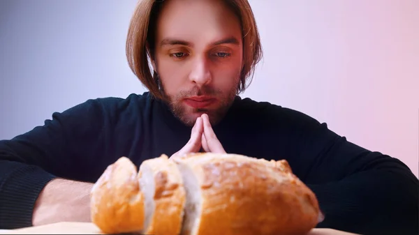 Giovane uomo caucasico sulla dieta a basso contenuto di carboidrati fissando nel pane — Foto Stock