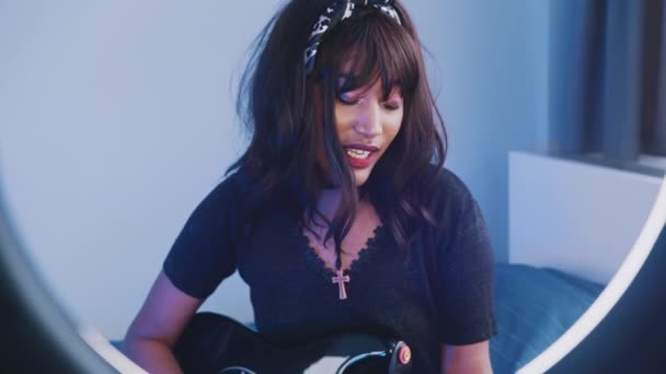 Mladá žena hraje na kytaru a streaming do sociálních médií — Stock video