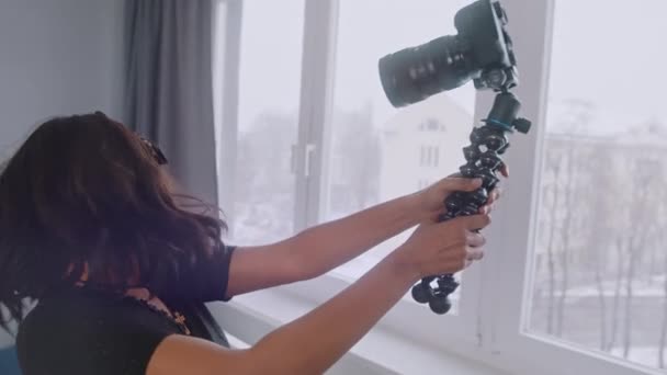 Jovem blogueira afro-americana alegre segurando câmera e gravando vídeo para vlog enquanto estava perto da janela — Vídeo de Stock