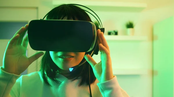 Randki w wirtualnej rzeczywistości. Młoda kobieta tańcząca ze słuchawkami VR — Zdjęcie stockowe