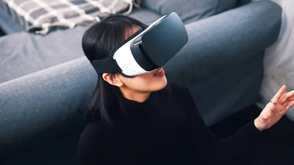 Podekscytowana azjatycka kobieta z okularami VR doświadczającymi wirtualnego świata — Zdjęcie stockowe