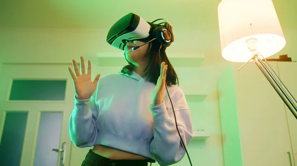 Jovem mulher asiática experimentando realidade virtual. — Fotografia de Stock