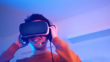 Genç adam sanal gerçeklikteki bir şeye şaşırdı.