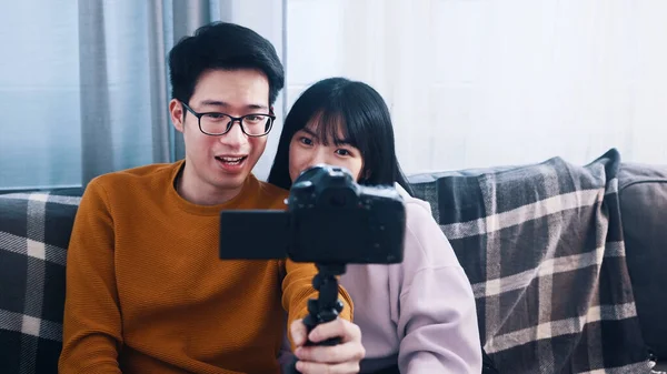 Jovem casal asiático, gravação de vídeo com câmera dslr. Influenciadores em streaming nas redes sociais — Fotografia de Stock