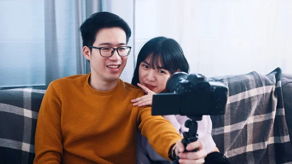 Jovem casal asiático, gravação de vídeo com câmera dslr. Influenciadores em streaming nas redes sociais — Fotografia de Stock