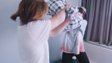 Yastıklarla kavga eden mutlu genç çift. Yavaş çekim