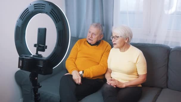 Szczęśliwa para w podeszłym wieku przeprowadzająca wywiad w swoim domu — Wideo stockowe