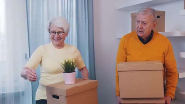 Köper ny fastighet. Äldre par flyttar in i det nya hemmet. Kvinnan mottagande nycklar — Stockvideo