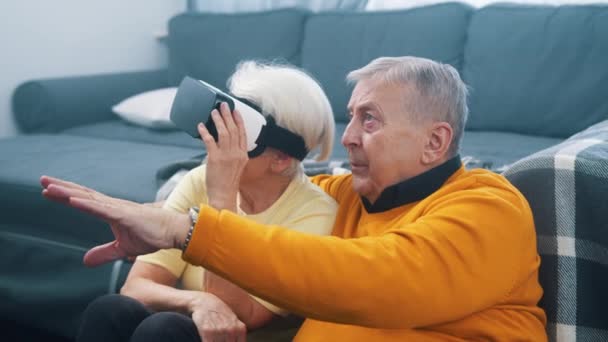 Oudere volwassen paar hebben plezier met virtual reality bril — Stockvideo