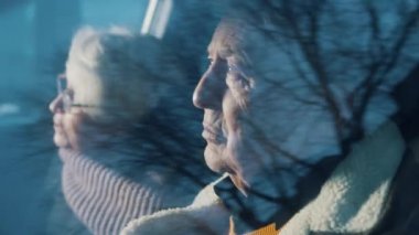 Yatak havasında yaşlı bir çift arabada. Gök gürültüsü