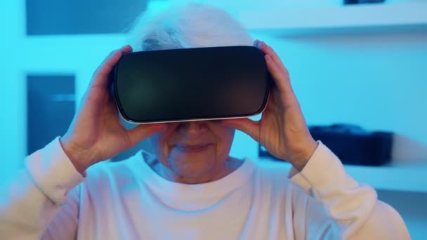 Mulher idosa feliz aposentada removendo óculos VR e sorrindo. Voltar à realidade — Vídeo de Stock