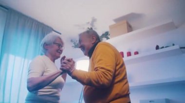 Otel odasında disko ışıklarıyla dans eden mutlu evli çift. Sevgililer Günü ya da yıldönümü kutlaması