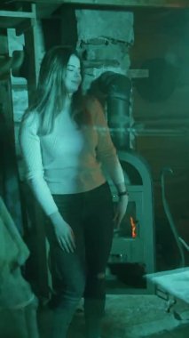 Dikey, genç bayan disko ışıklarıyla dans ediyor.