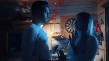 Mutlu genç çift doğum günü partisinde flört edip dans ediyor. Yavaş çekim