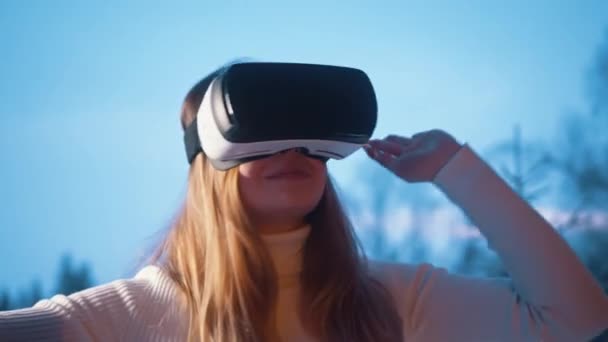 Nadšený mladý běloška těší virtuální realitu. Nošení VR brýlí na terasěv zimě — Stock video