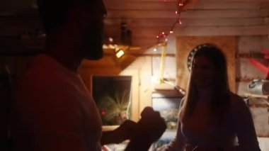 Gece hayatı konsepti. Sevgililer Günü 'nde dans eden mutlu genç çift. Yavaş çekim