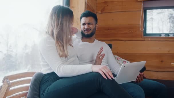 Casal jovem tendo um argumento enquanto faz compras online — Vídeo de Stock
