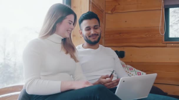 Feliz casal jovem compras on-line e fazer compra com cartão de crédito juntos — Vídeo de Stock